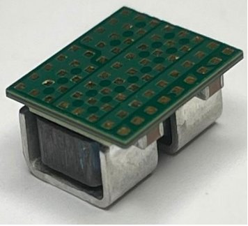 TDM22545DXUMA1 Leistungsstufen-Modul mit nach oben weisender LGA-Kontaktfläche und zwei sichtbaren metallverkapselten integrierten Induktivitäten darunter