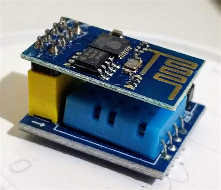 Ein ESP8266-WLAN-Modul, aufgesteckt auf einen DHT11-Temperatur- und Feuchtigkeitssensor