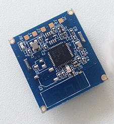 Ein kleines Bluetooth-Low-Energy-Funkmodul auf einer Leiterplatte mit gedruckter Antenne