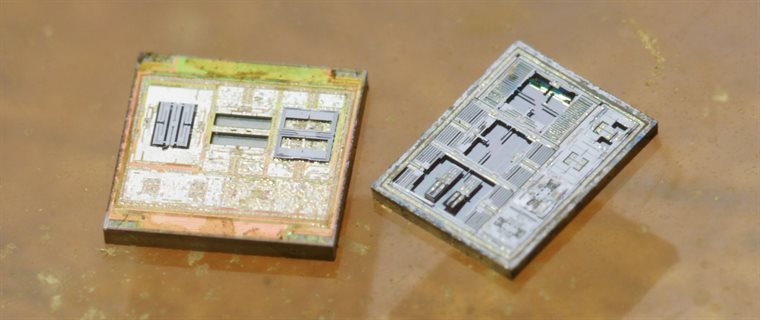 Geöffneter MPU-6050 mit sichtbaren MEMS-Gyroskop- und Beschleunigungssensor-Dies