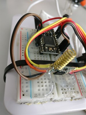 Ein LoRa-Knoten mit einem RFM96-Funkmodul und einer gewendelten sub-GHz-Antenne auf einem Steckbrett