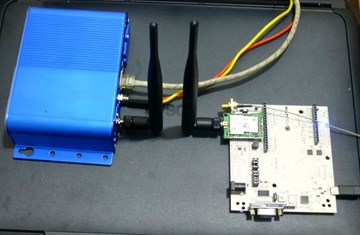 Ein MultiTech Conduit LoRaWAN-Gateway mit zwei Antennen neben einer LoRa-Knotenplatine