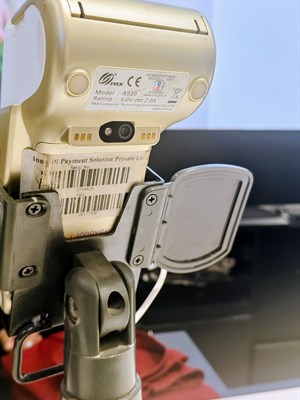 Ein NFC-fähiges Point-of-Sale-Zahlungsterminal auf einem Ständer