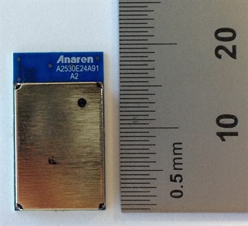 Ein Anaren 802.15.4 RF-Modul mit Metallschirmung und einer gedruckten Antenne in einer Ecke