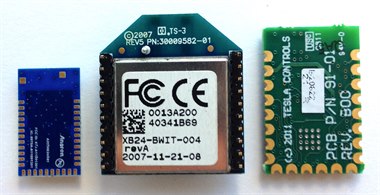 Drei verschiedene RF-Funkmodule nebeneinander, darunter ein XBee-Modul