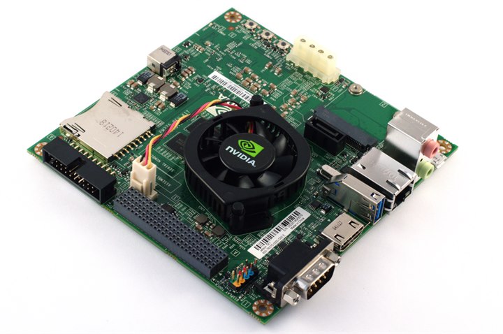 Eine Edge-KI-Platine mit Beschleuniger, Speicher, Stromwandlung und aktiver Kühlung auf einer Baugruppe