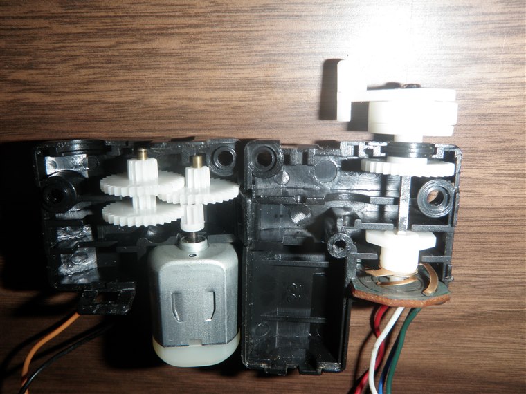 Innenleben eines Servomotors mit Getriebe und Positionsrückführung