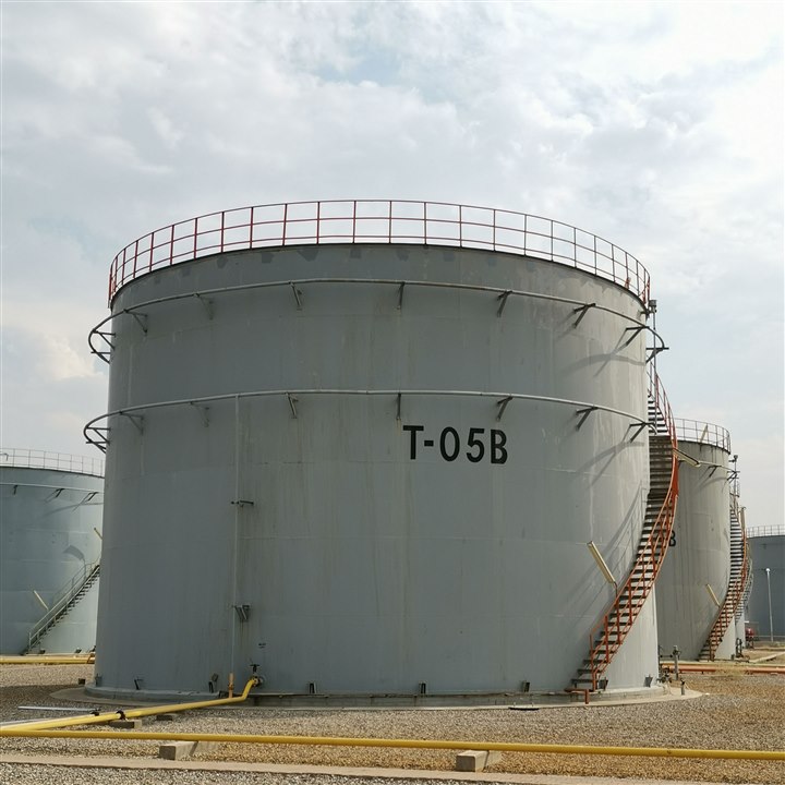 Industrieller Lagertank, an dem der Flüssigkeitsstand gemessen wird