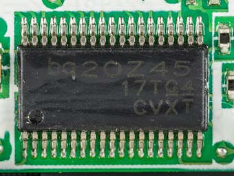 Ein Texas Instruments bq20Z45 Batteriemanagemnet-IC, auf eine Leiterplatte gelötet