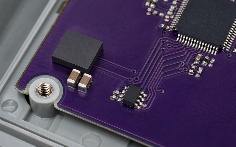 Violette Türvibrationssensorplatine mit ADXL362, kompaktem Lastschalter und kurzem Weckpfad zum schlafenden Controller